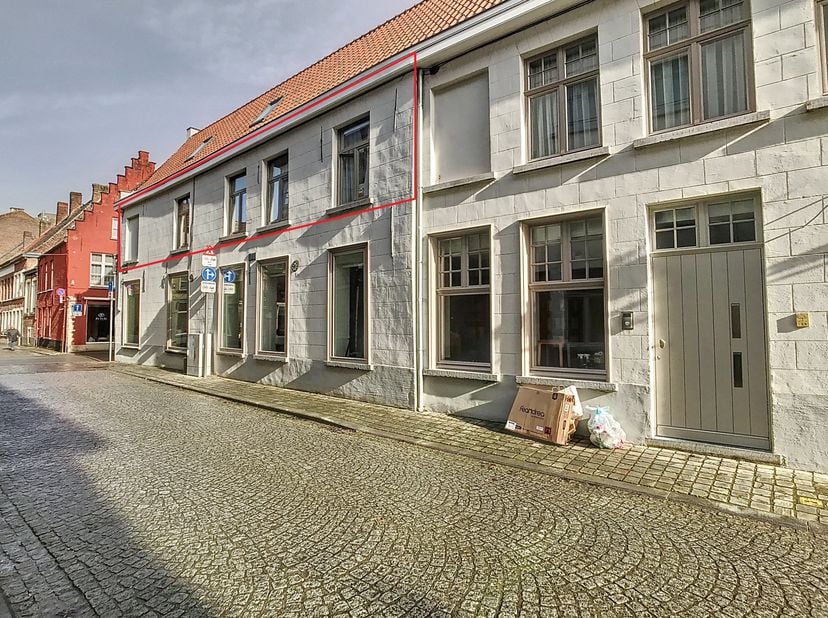 Duplex lumineux à louer dans le centre de Bruges. L&#039;appartement dispose de 2 chambres et d&#039;une terrasse ensoleillée. Comme avantage supplémentaire, vo