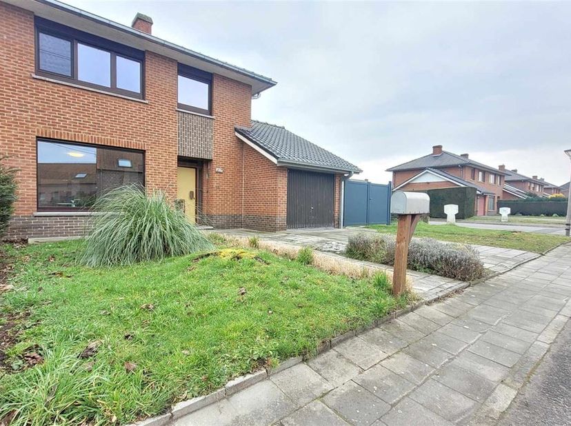 Proche de la ville et des grands axes, cette maison semi-mitoyenne offre un cadre de vie agréable et dispose d&#039;un jardin et d&#039;un garage.&lt;br /&gt;
Rez-de-