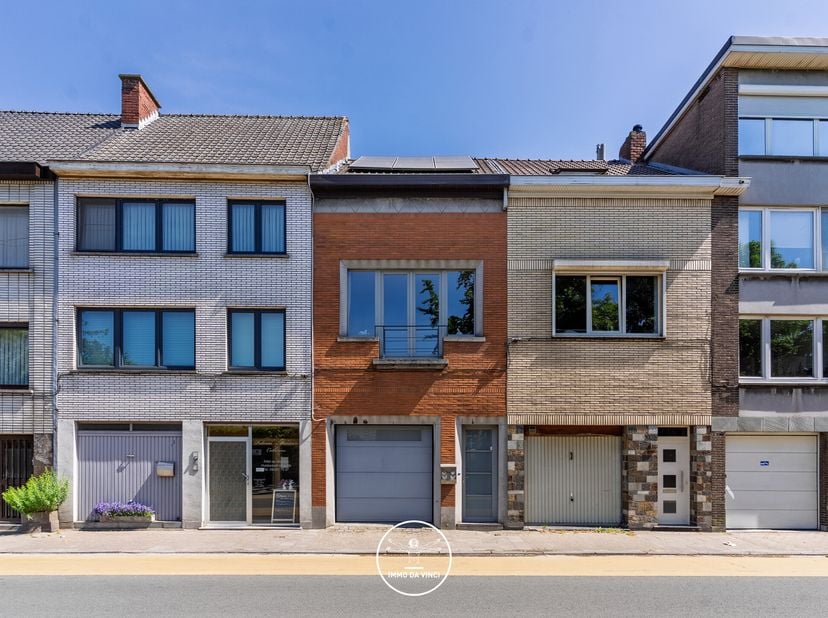 LIGGING&lt;br /&gt;
Deze instapklare woning, type bel-etage, is gelegen op een centrale locatie te Sint-Amandsberg waarbij winkels, supermarkten, openbaar v