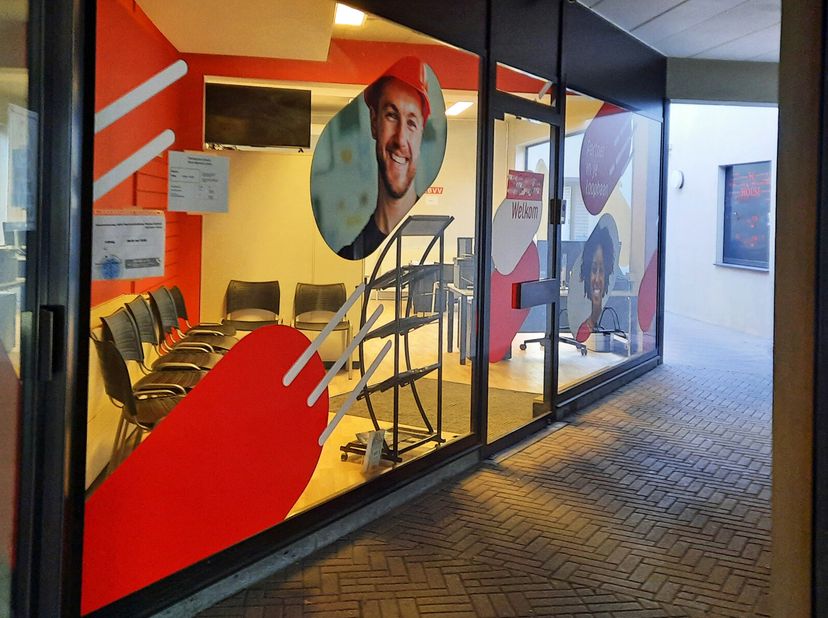 Pal in het centrum van Asse vind je deze kantoorruimte, achteraan grenzend aan de ruime GRATIS parking &quot;het Gildehof&quot;, vooraan aan de Nieuwstraat. De