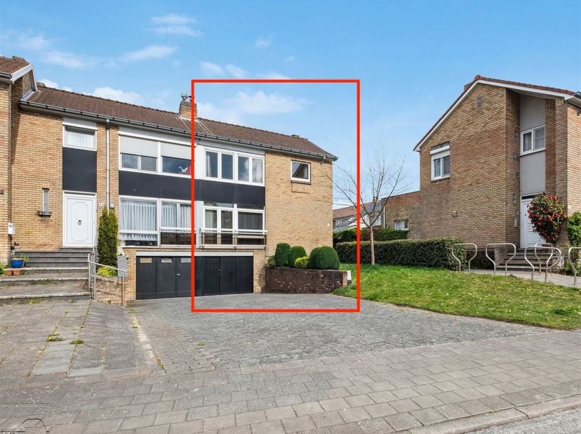 Op te frissen woning met tuin en garage in Sint-Michiels.&lt;br /&gt;
Deze charmante woning uit de late jaren 60 bevindt zich in een rustige, kindvriendelij