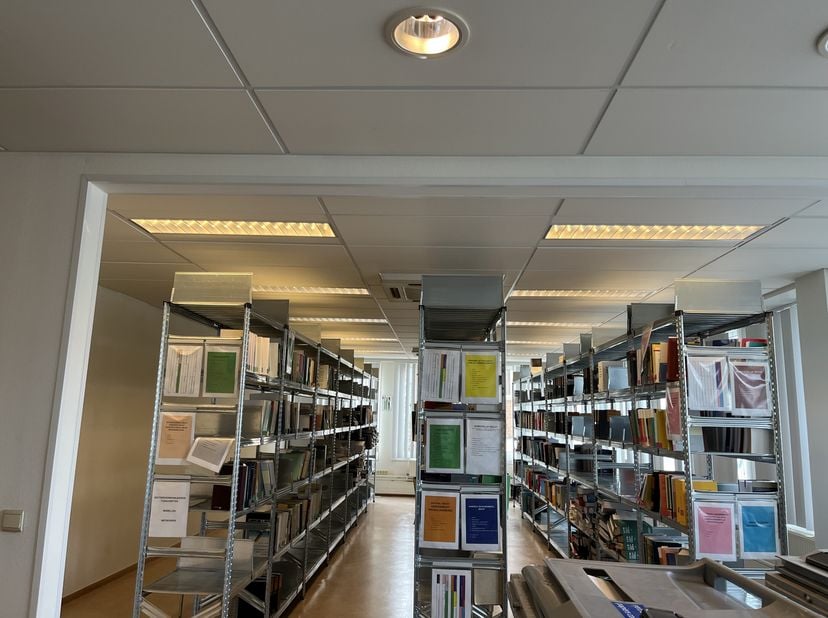 Bureaux prêts à l&#039;emploi (230 m²) à louer dans un bel emplacement le long de la Baron Ruzettelaan. Bonne accessibilité à la gare et au centre de Bruge