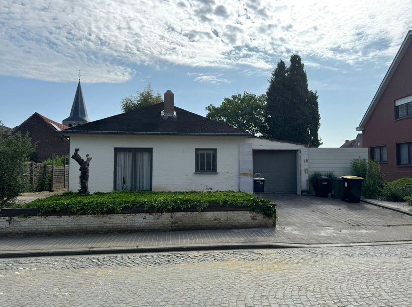 In een doodlopende straat in het centrum van Veltem-Beisem, deelgemeente van Herent, kan je deze gelijkvloerse woning vinden. De vrijstaande bungalow,