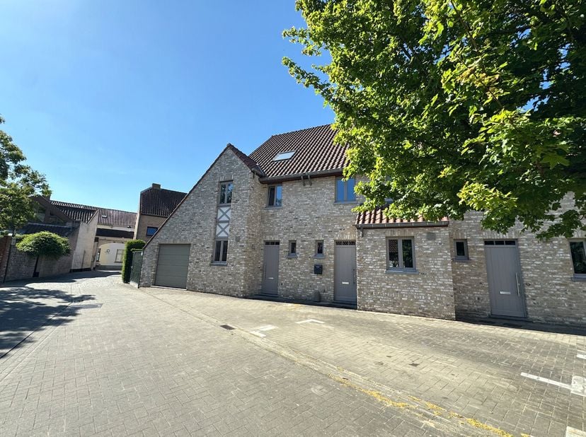 In een rustige straat nabij de Gentpoortvest, op wandelafstand van winkels, restaurantjes en met een vlotte verbinding naar de Ring en het station, be
