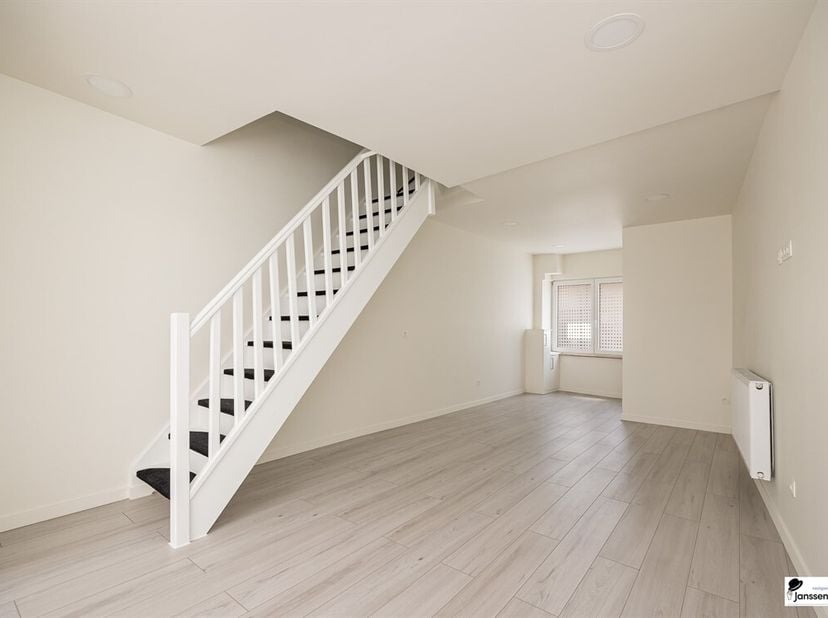 ADVIESPRIJS - BIEDINGEN OP OF BOVEN DIT BEDRAG ZIJN TOEGALETEN&lt;br /&gt;
BEZOEKDAG 28 JUNI! Maak nu een afspraak!&lt;br /&gt;
Deze volledig gerenoveerde woning