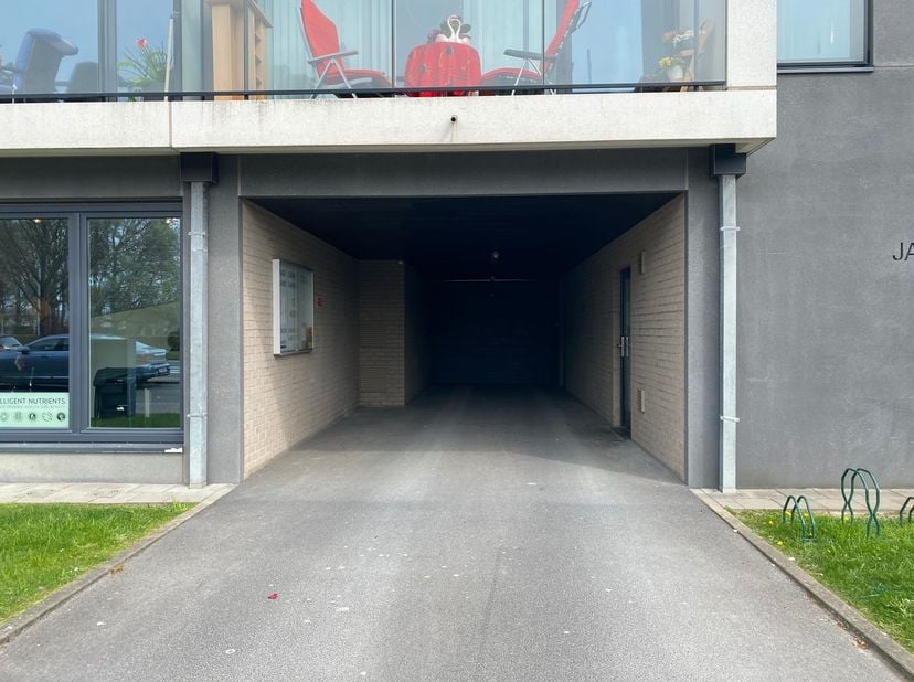 Mooie buitenstaanplaatsen tussen Oostende en Bredene. Deze staanplaatsen liggen veilig achter een gesloten poort. Vrij vanaf 01/04/2025