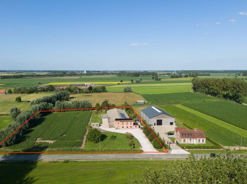 Deze mooi gelegen eigendom bestaat uit een ruime woning met loods (voormalige oesterzwamkwekerij) die gebouwd werden in 2000, de woning werd uitgebrei
