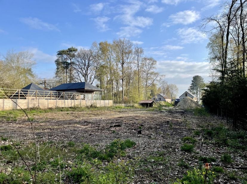 C&#039;est dans le magnifique village de Biez que nous vous proposons l&#039;un des derniers terrains à bâtir. Situé dans une petite rue, il bénéficie d&#039;un envi