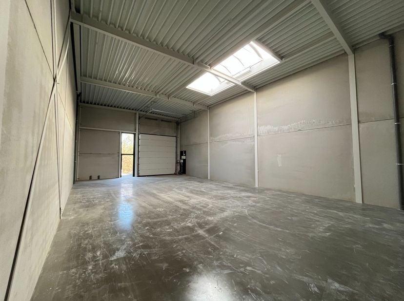 KMO Unit te huur van 167,5m² (unit 104k) met 2 parkeerplaatsen. Het magazijn is gelegen in het nieuwe Business Park Heros aan de Herkenrodesingel (Gro