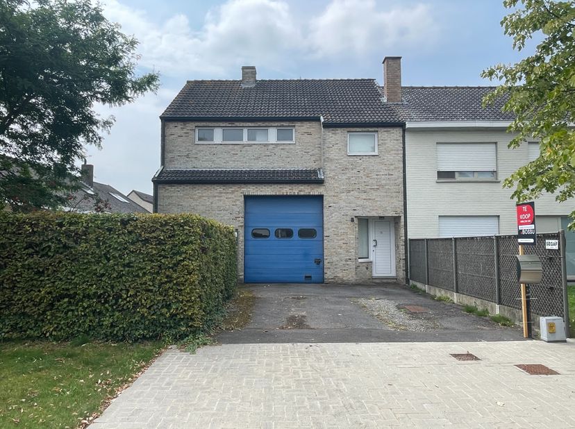 Dit magazijn / ruime garage voor meerdere wagens heeft een bruikbare binnenruimte van 100 vierkante meter is gelegen net buiten het centrum van Roesel
