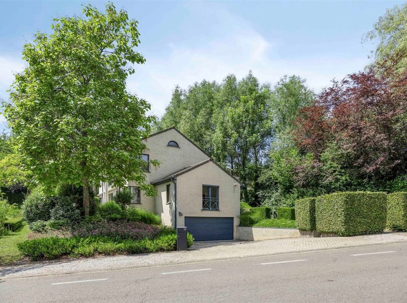 Prachtige moderne villa op een mooi perceel van +/- 8a60ca in rustige wijk met een bewoonbare oppervlakte van +/- 210 m² (exclusief kelders en zolder)