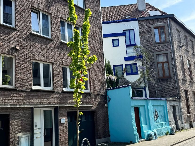 Dit instapklaar appartement is gelegen op de 3de verdieping en bestaat uit: inkomhal - living - keuken - nachthal - 2 slaapkamers (1 grote en 1 kleine