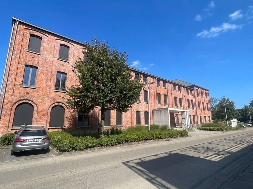 350m² kantoorruimte (uitbreidbaar tot 5000m² kantoren)&lt;br /&gt;
Ligging: vlotte verbinding naar E19 ; bushalte op wandelafstand&lt;br /&gt;
Specificaties: zonw