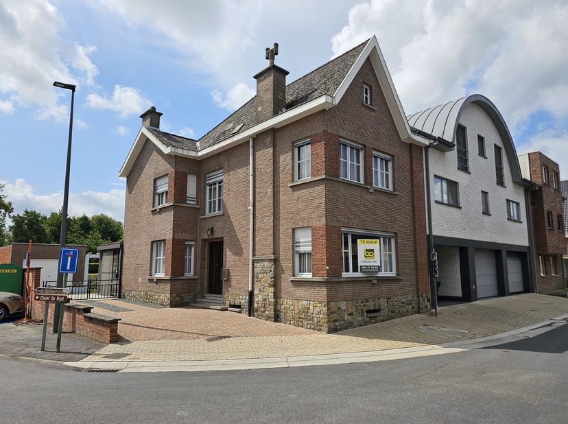 Deze ruime, solide woning met aparte garage en tuin is vlakbij recreatiedomein De Rijdtmeersen gelegen.&lt;br /&gt;
&lt;br /&gt;
Op het gelijkvloers is de woning