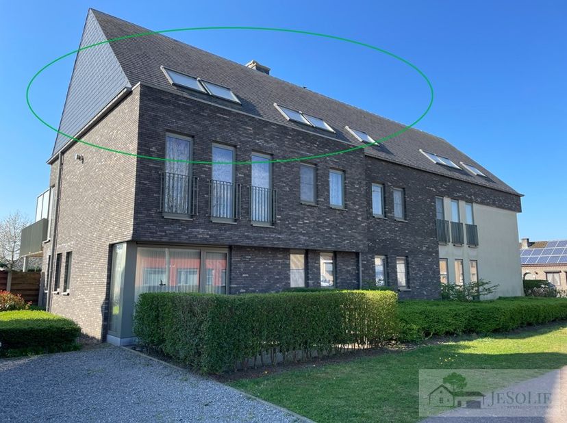 Appartement met 2 slaapkamers. Een kelderberging en overdekte parkeerplaats zijn in de prijs inbegrepen.&lt;br /&gt;
&lt;br /&gt;
Gunstig gelegen, vlakbij het cen