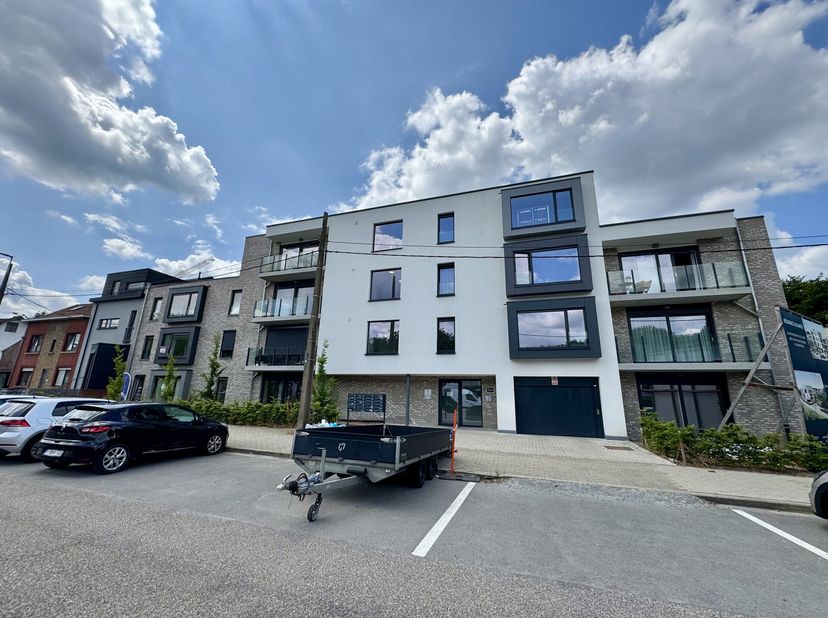 Appartement au 1er étage : ±74m² (avec ascenseur)&lt;br /&gt;
- hall d&#039;entrée de ±2m² sur carrelage,&lt;br /&gt;
- séjour de ±28m² sur carrelage avec cuisine équi