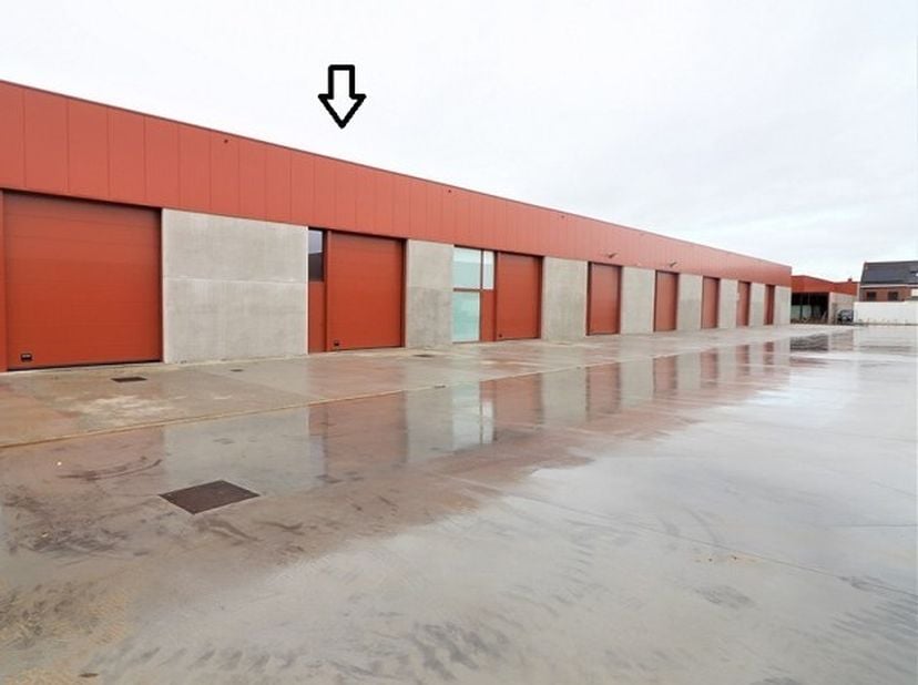 Deze recente KMO-unit is gelegen te Heule (Kortrijk) – Businesspark “Boxx” op enkele min. van de R8 en met een vlotte verbinding via autosnelweg naar