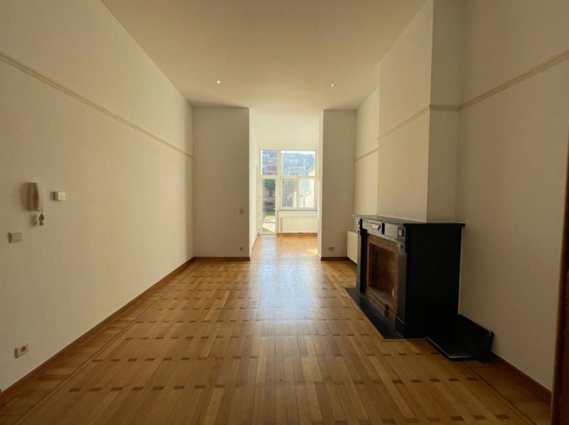 À proximité du Cinquantenaire, non loin du Square Ambiorix, superbe duplex de ± 165m² face jardin orienté SUD situé au rez-de-chaussée dun immeuble de