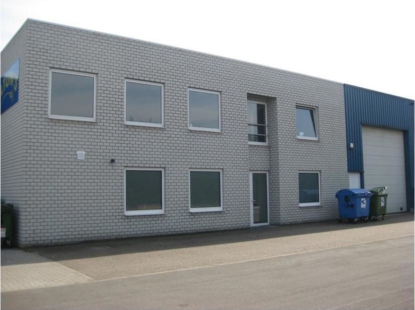 Bedrijfsgebouw, bestaande uit 640m² magazijnruimte + 150m² burelen, gelegen op het industrieterrein Centrum-Zuid te Houthalen. MAGAZIJN - oppervlakte: