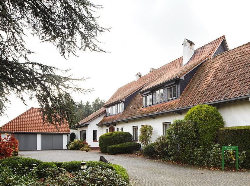 Op de drukke verbindingsweg tussen Retie en Mol, ligt dit prestigieuze gebouw met een woning en aanpalende kantoorruimte van ca. 430 m² omgeven door g