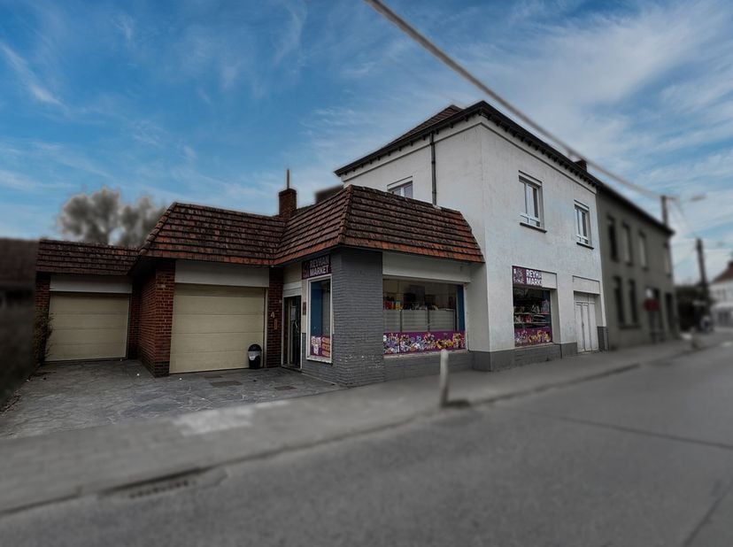 Idéalement situé au sein du très prisé village de Kain, cet immeuble mixte se compose d&#039;un rez commercial de plus de 40m² actuellement en activité et