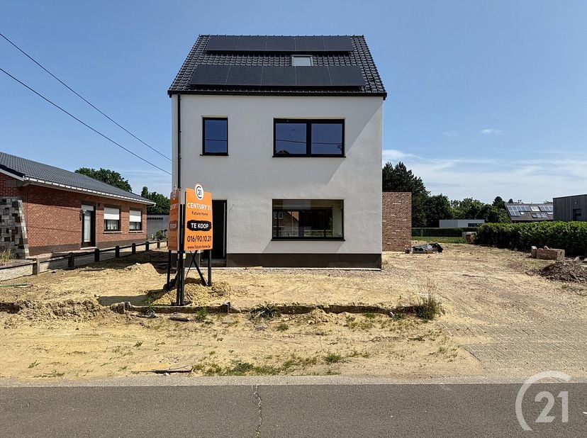 Prachtig gerenoveerde woning op een perceel van 14 are 45 te koop in een zeer rustige straat in Begijnendijk!&lt;br /&gt;
Je komt de woning binnen in de rui