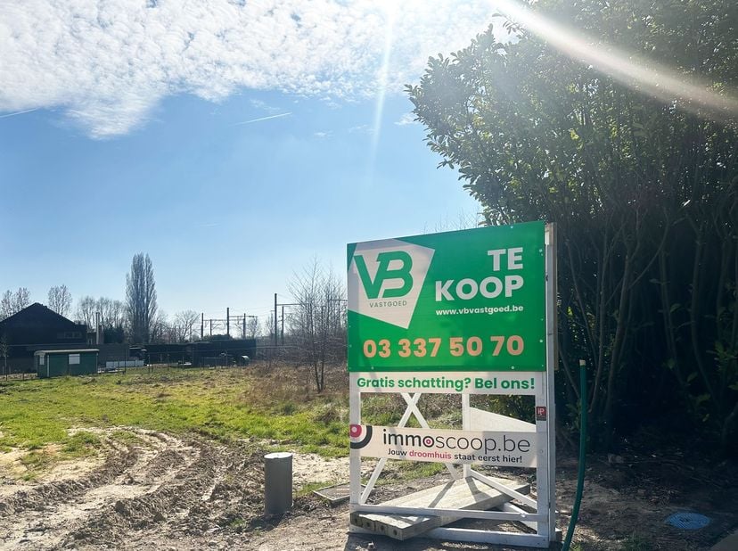 Bouwgrond op een perceel van 860m² voor een halfopen bebouwing in Lint&lt;br /&gt;
&lt;br /&gt;
Ligging:&lt;br /&gt;
Deze bouwgrond ligt in een rustige doodlopende stra