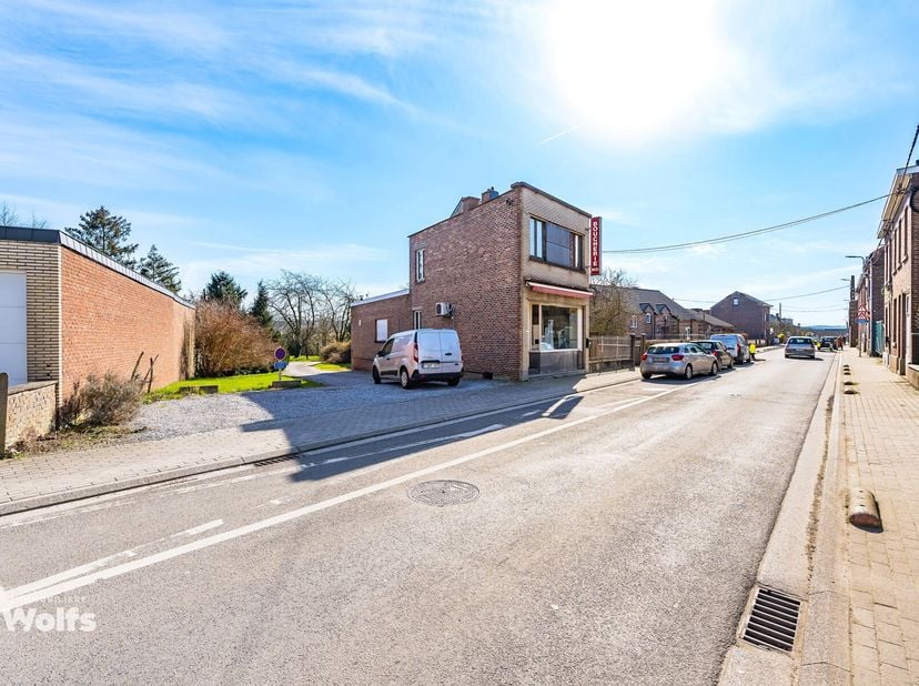 Idéalement située à Haccourt, à deux pas des commerces, des écoles et des transports, lImmobilière Wolfs vous propose cette maison de commerce à moder