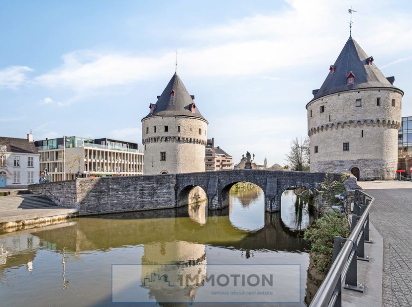 Residentie &quot;Broelhotel&quot;&lt;br /&gt;
&lt;br /&gt;
Strategisch gelegen aan de iconische Broeltorens, met zicht op de verlaagde Leieboorden en op wandelafstand van d