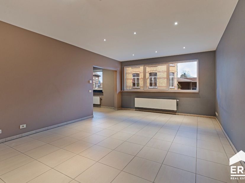 Zeer verzorgde en ruime 2 slaapkamer appartement met garage in centrum Wingene.Instapklaar appartement in centrum Wingene, alles op wandelafstand bere