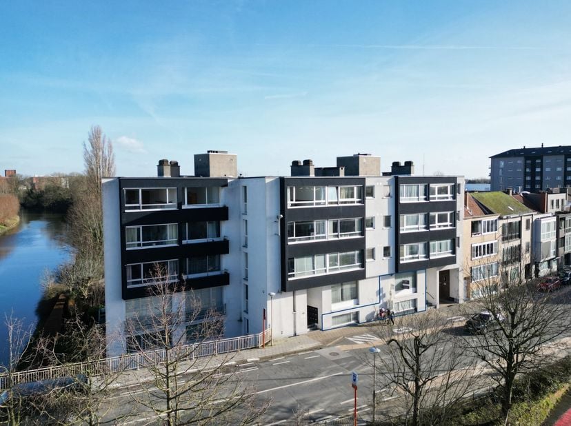 Dit zeer ruim, op te frissen duplexappartement met een bewoonbare oppervlakte van ca. 170 m² is gelegen in de Guido Gezellelaan, nabij het centrum van