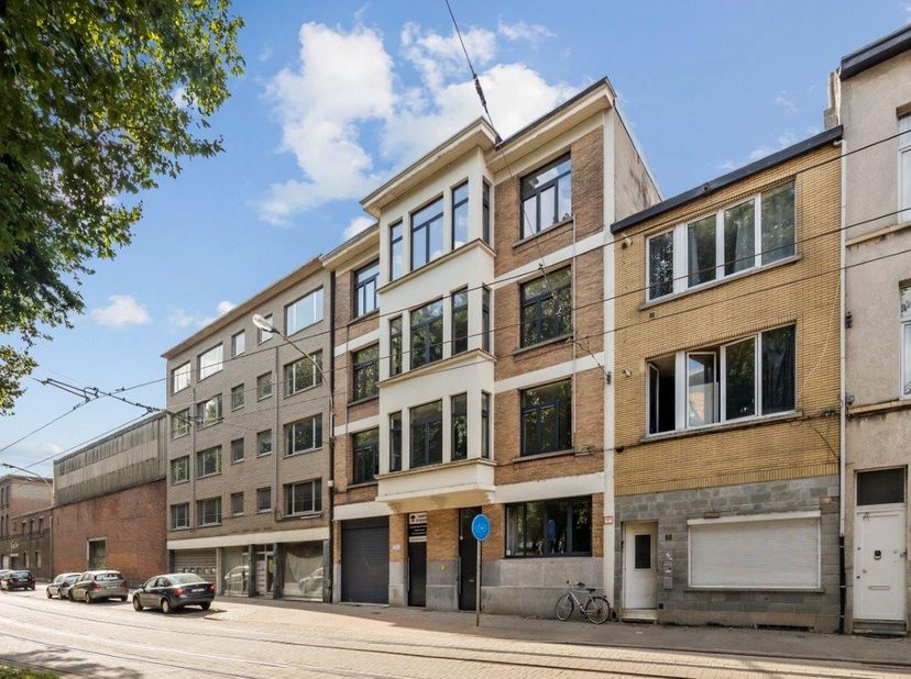 Vergund studentengebouw bestaande uit 4 studio’s, 16 kamers, fietsenberging, technische ruimte en kelder.&lt;br /&gt;
Deze verzorgde en zeer rendabele opbre