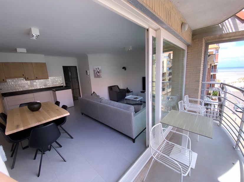 Magnifique appartement très bien situé avec une belle vue sur mer depuis la terrasse. À seulement 50 mètres de la digue. L’appartement est vendu entiè