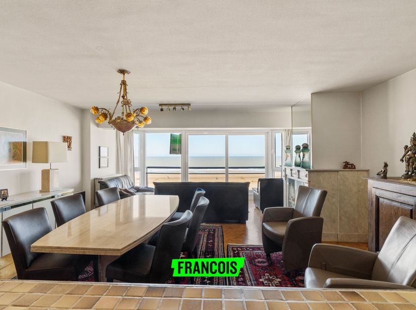Welkom in dit prachtige en ruime appartement met adembenemend zeezicht op de 3e verdieping, waar comfort en stijl hand in hand gaan. Met een royale be