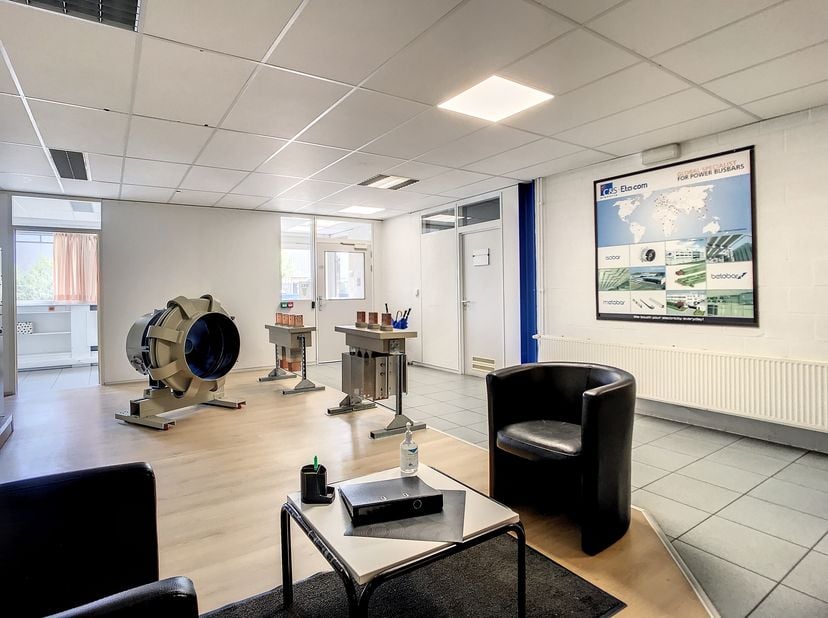 Deze gelijkvloerse kantoorruimte staat te huur en is gelegen in de industriezone Krekelenberg in Boom. Daardoor is er een zeer vlotte verbinding mogel