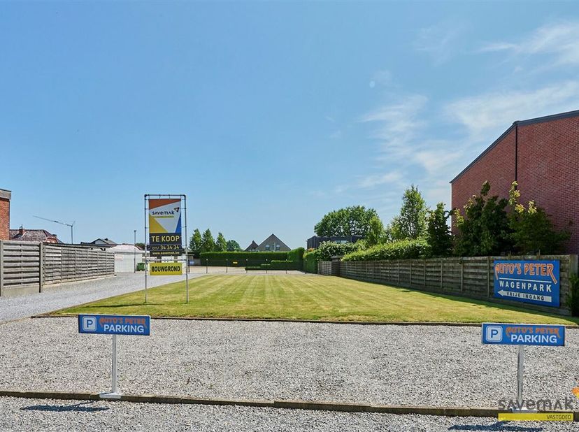 Bouwgrond voor open bebouwing met een straatbreedte van 13.96meter en perceeldiepte van 38,32meter.&lt;br /&gt;
Gelegen op 900 meter van het station van Lom