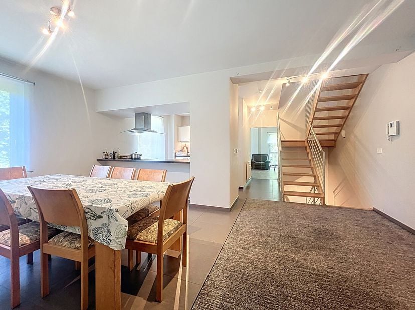 WOLUWE-SAINT-LAMBERT, situé à proximité du Woluwe shopping center dans un cadre verdoyant, superbe triplex très lumineux de +/- 259m² avec jardin. Il