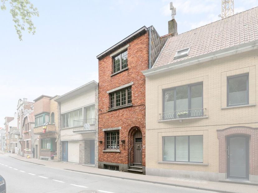 [[ DIT PAND NEEMT DEEL AAN DE ERA OPEN HUIZEN DAG OP 14/6 VAN 14:30 TOT 15:30 ]] De Haan: Karaktervolle woning met 4 slaapkamers te koop in hartje De