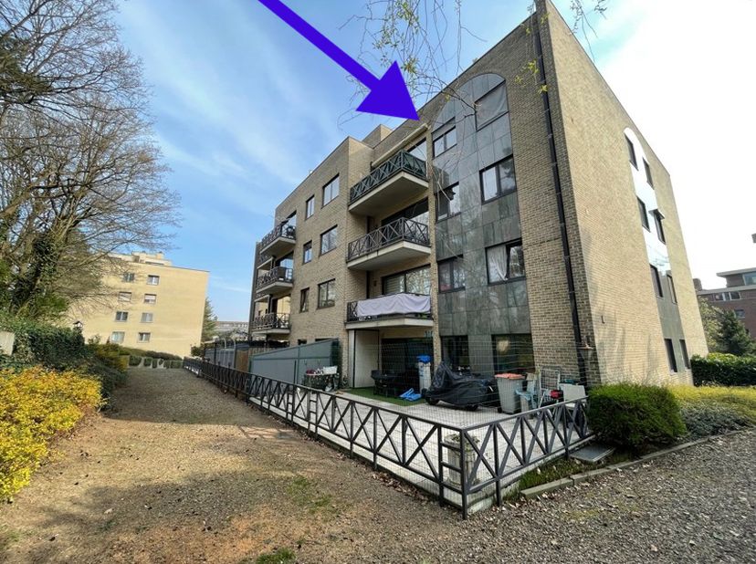 Goed onderhouden ruim appartement van 90m² te koop.&lt;br /&gt;
&lt;br /&gt;
Indeling: - Inkomhal, woonkamer met terras, keuken, berging, gastentoilet, zeer ruime