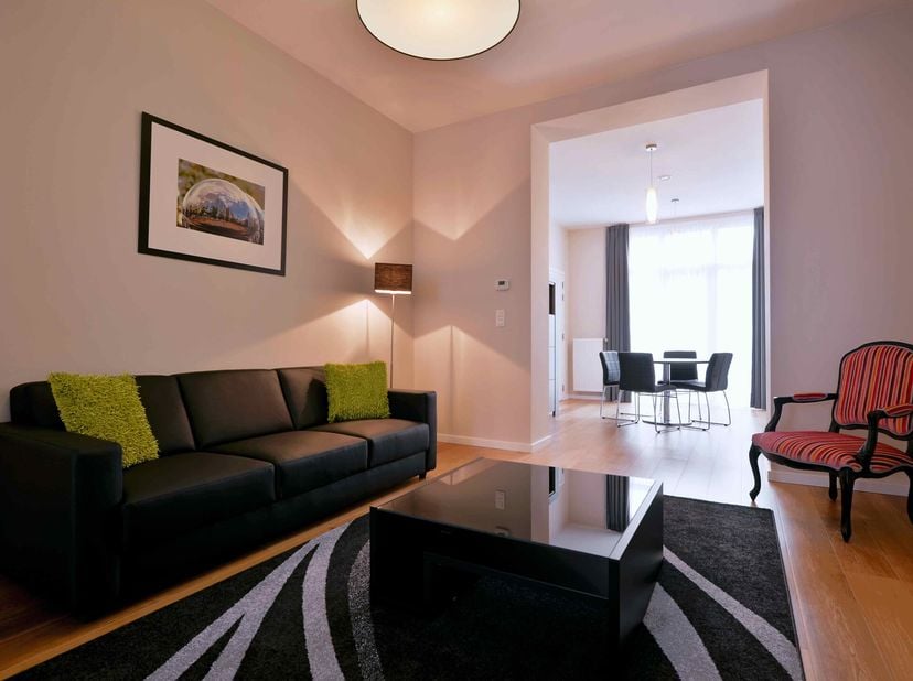 ETTERBEEK - QUARTIER CEE : à quelques pas du Parc Cinquantenaire et de Schuman. Superbe appartement/duplex meublé de +/- 145 m2 dans immeuble de carac
