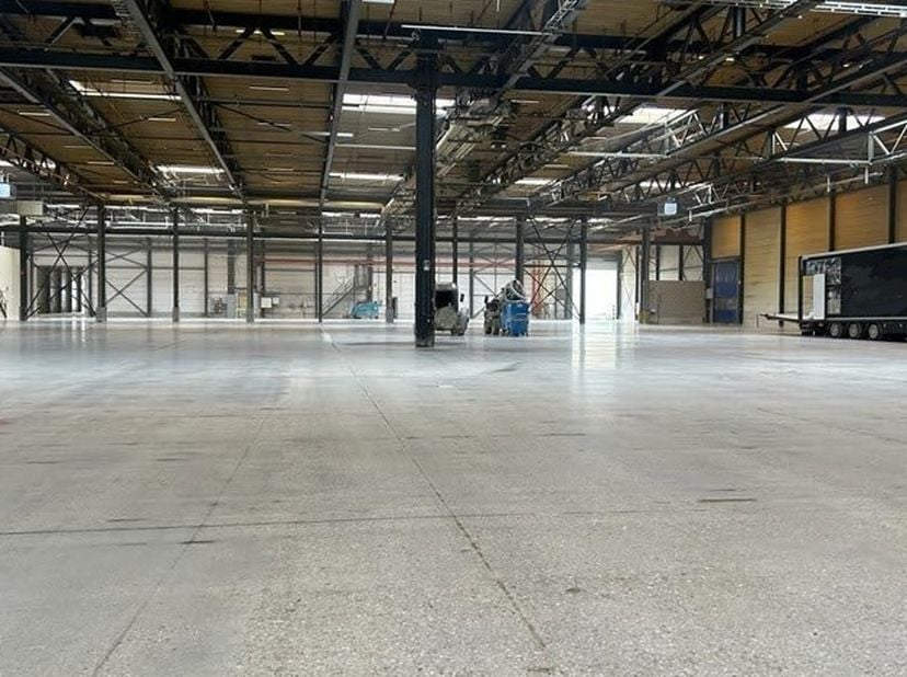 Unit 1 bestaat uit 5574m² opslagruimte en 1438m² buitenruimte onder luifel. Constructie bestaat uit een stalen frame. De vrije hoogte bedraagt 9m en e