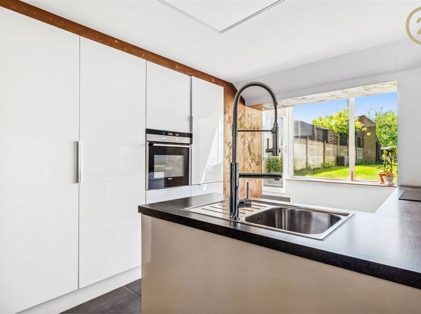 à Jambes, découvrez cette maison lumineuse composée de trois chambres, dont une suite parentale. La cuisine moderne et équipée, souvre sur le jardin a