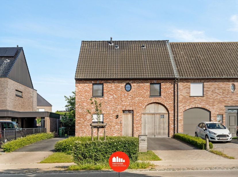 In Sint-Jan vinden we deze recente instapklare halfopen woning (BJ: 2017) afgewerkt met kwalitatieve en duurzame materialen, ideaal voor gezinnen of k