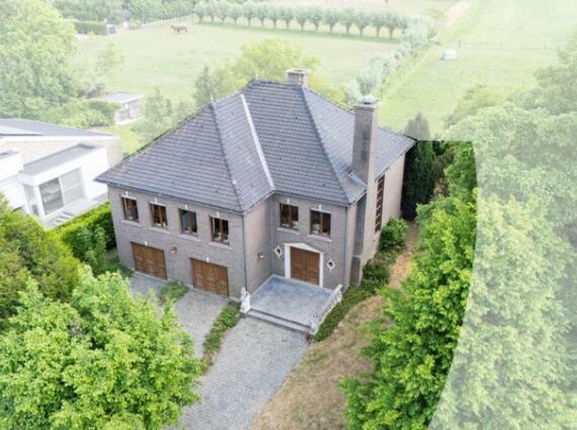 Villa POPULIERENHOF, instelprijs euro 585000 Welkom in de betoverende residentiële en groene wijk van het charmante Lochristi. Hier omarmt de omgeving
