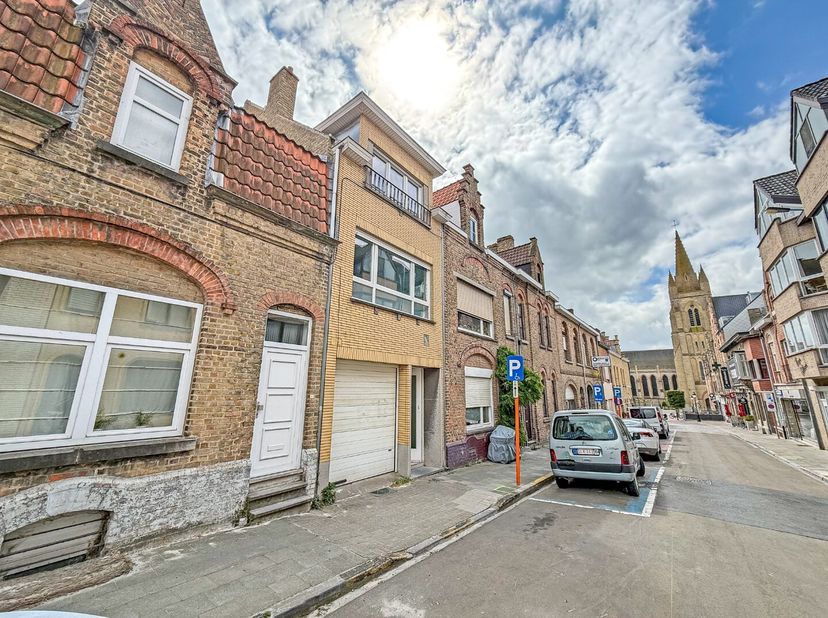 Instapklare rijwoning met garage en zonnige tuin nabij marktplein (157 m²)&lt;br /&gt;
Deze centraal gelegen woning biedt alle comfort en ruimte voor een ge