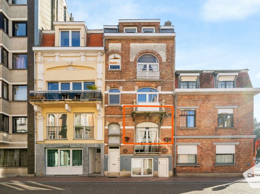 Dit appartement bevindt zich op de eerste verdieping, op slechts 100 meter van het bruisende centrum van Blankenberge.&lt;br /&gt;
&lt;br /&gt;
Het combineert een