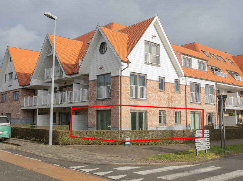 GELIJKVLOERS APPARTEMENT MET AUTOSTAANPLAATS -  &lt;br /&gt;
 &lt;br /&gt;
Dit appartement is gelegen vlakbij het centrum van Sijsele, op wandelafstand van bakker