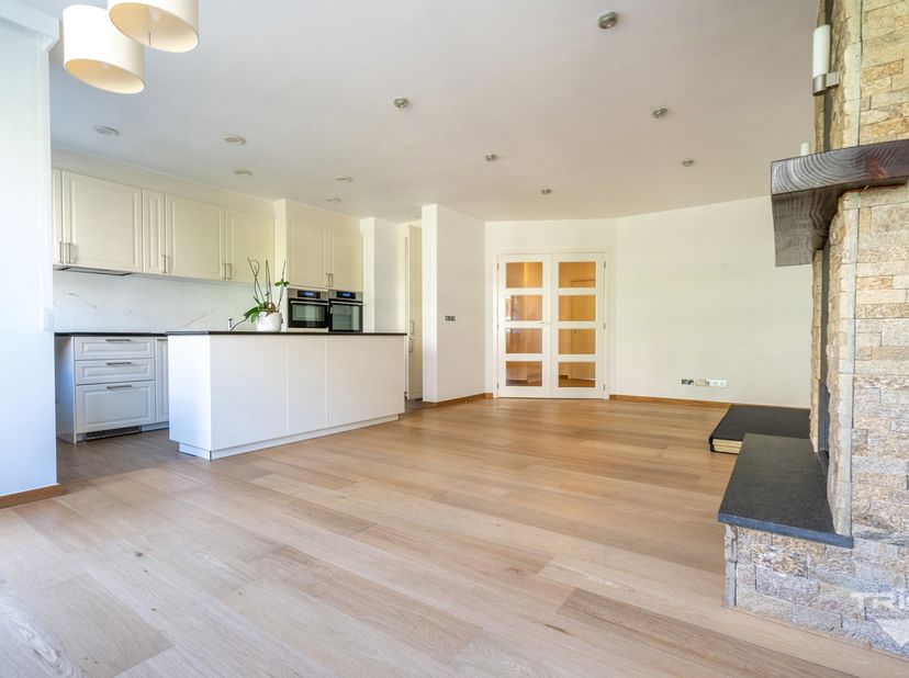 TRIOR Jette vous propose ce superbe appartement entièrement rénové 2 chambres idéalement placé à proximité de toutes les commodités ! Situé au 2ème ét