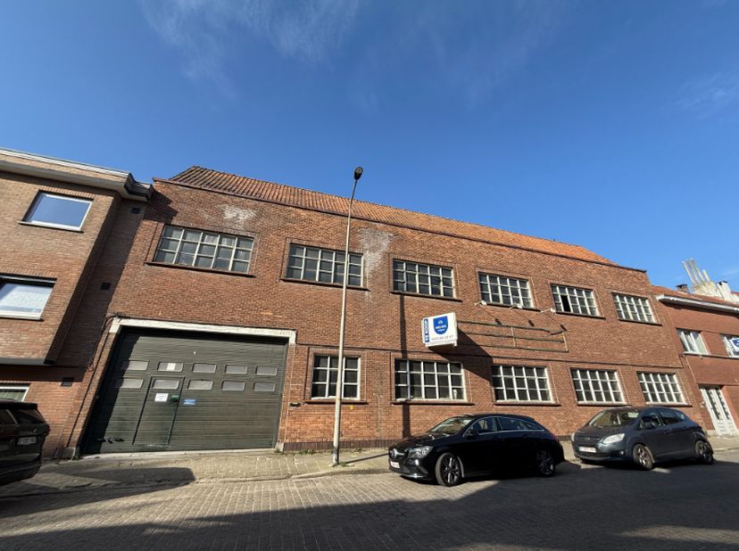 Deze veelzijdige loods, gebouwd in 1954, biedt een gelijkvloerse oppervlakte van 1.210 m² en een eerste verdieping van 612 m². &lt;br /&gt;
&lt;br /&gt;
Gelegen i