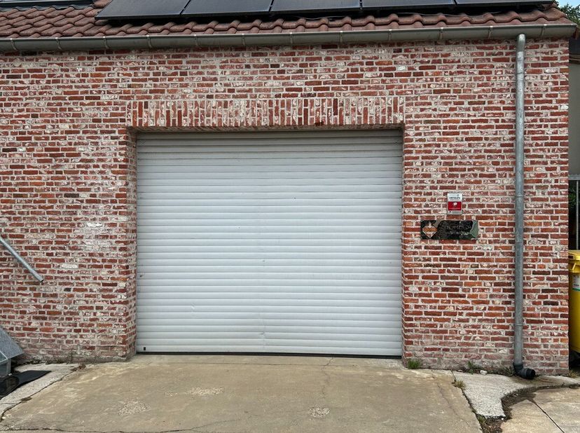 Opslagplaats van ca. 100m² te Vlimmeren/ Beerse!&lt;br /&gt;
Voorzien van:&lt;br /&gt;
- Automatische poort&lt;br /&gt;
- Airco (warme - koude lucht)&lt;br /&gt;
Onmiddellijk